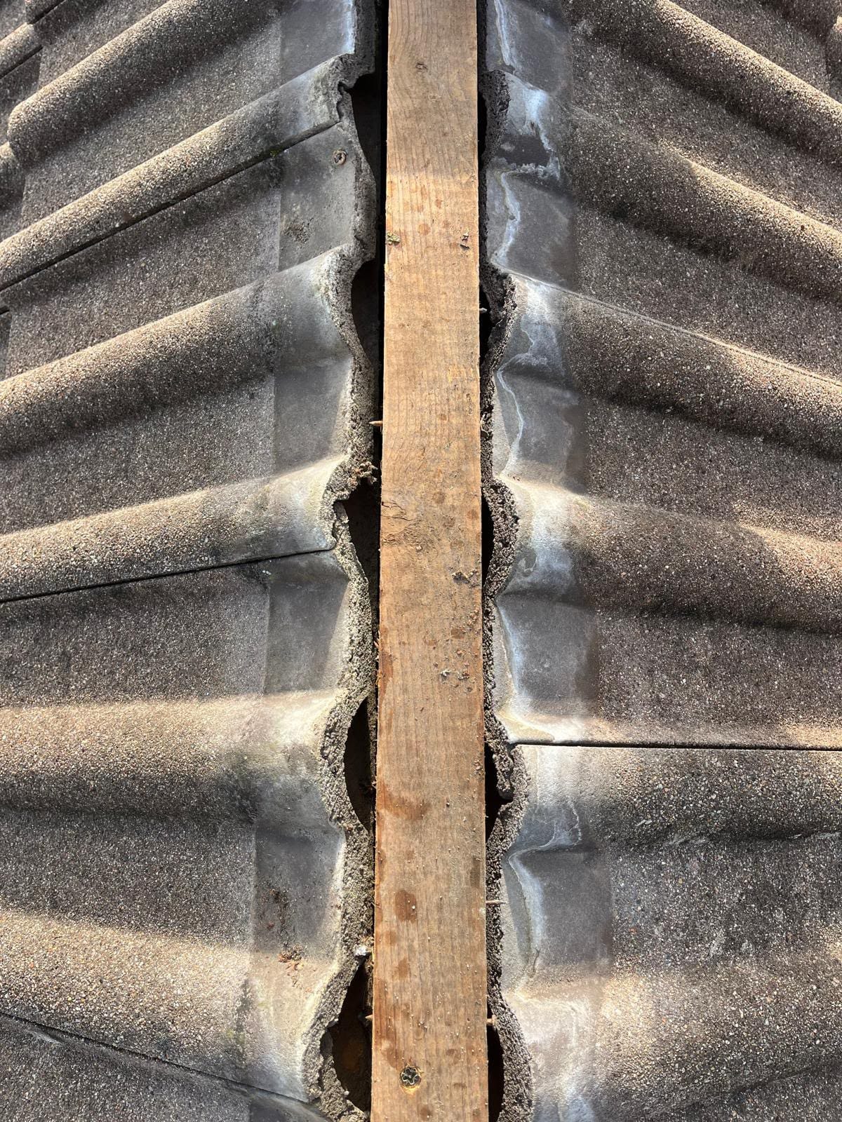 Faîtage déposé sur une toiture en tuiles béton, lisse de réhausse en place avant pose du closoir